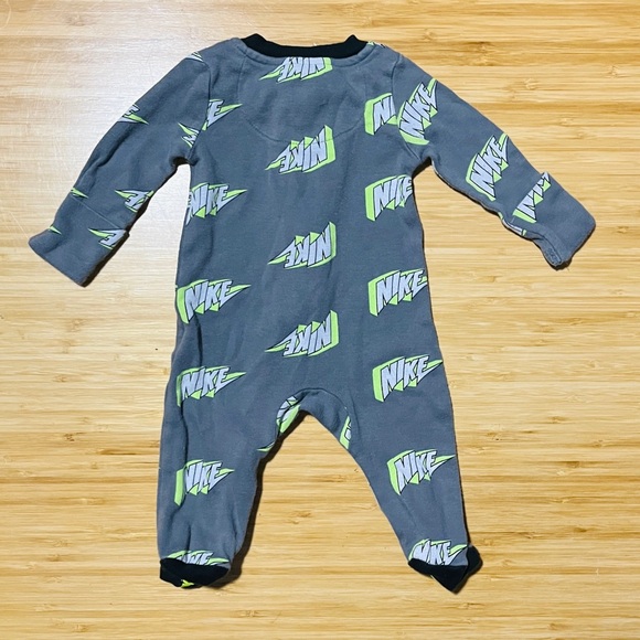 2 Piece Nike Newborn Zipper Footies - Picture 6 of 8